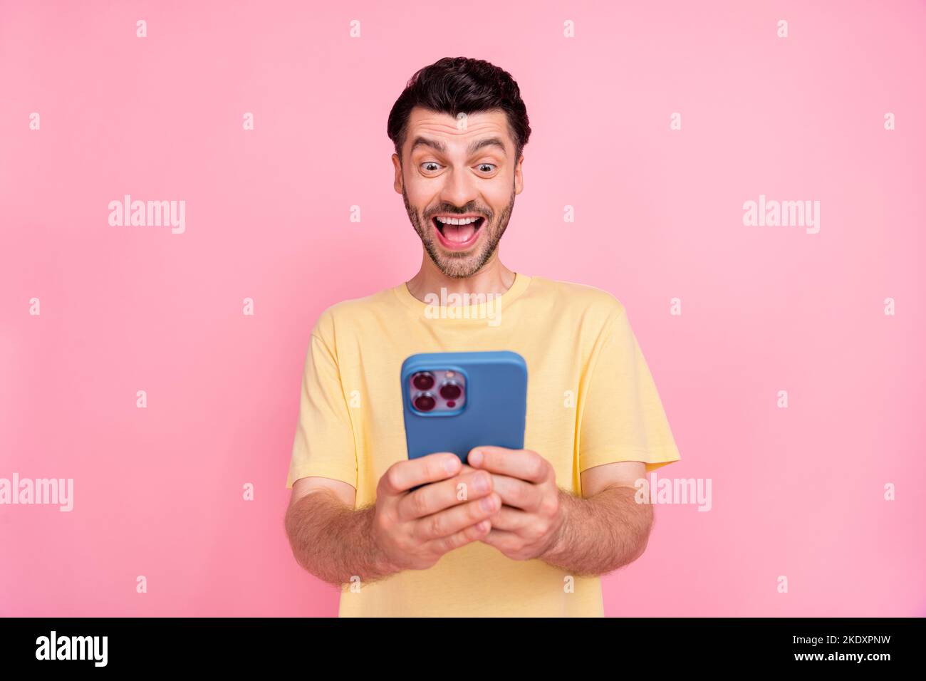 Photo de gai homme blogger faire instagram twitter histoire vidéo en streaming chat abonnés isolés sur fond de couleur rose Banque D'Images
