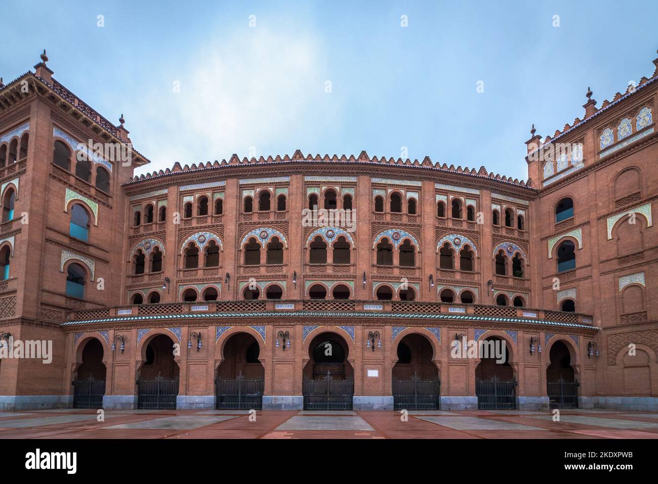 Bâtiment ancien pour les corridas avec fenêtres voûtées situé sous un ciel nuageux à Madrid Banque D'Images