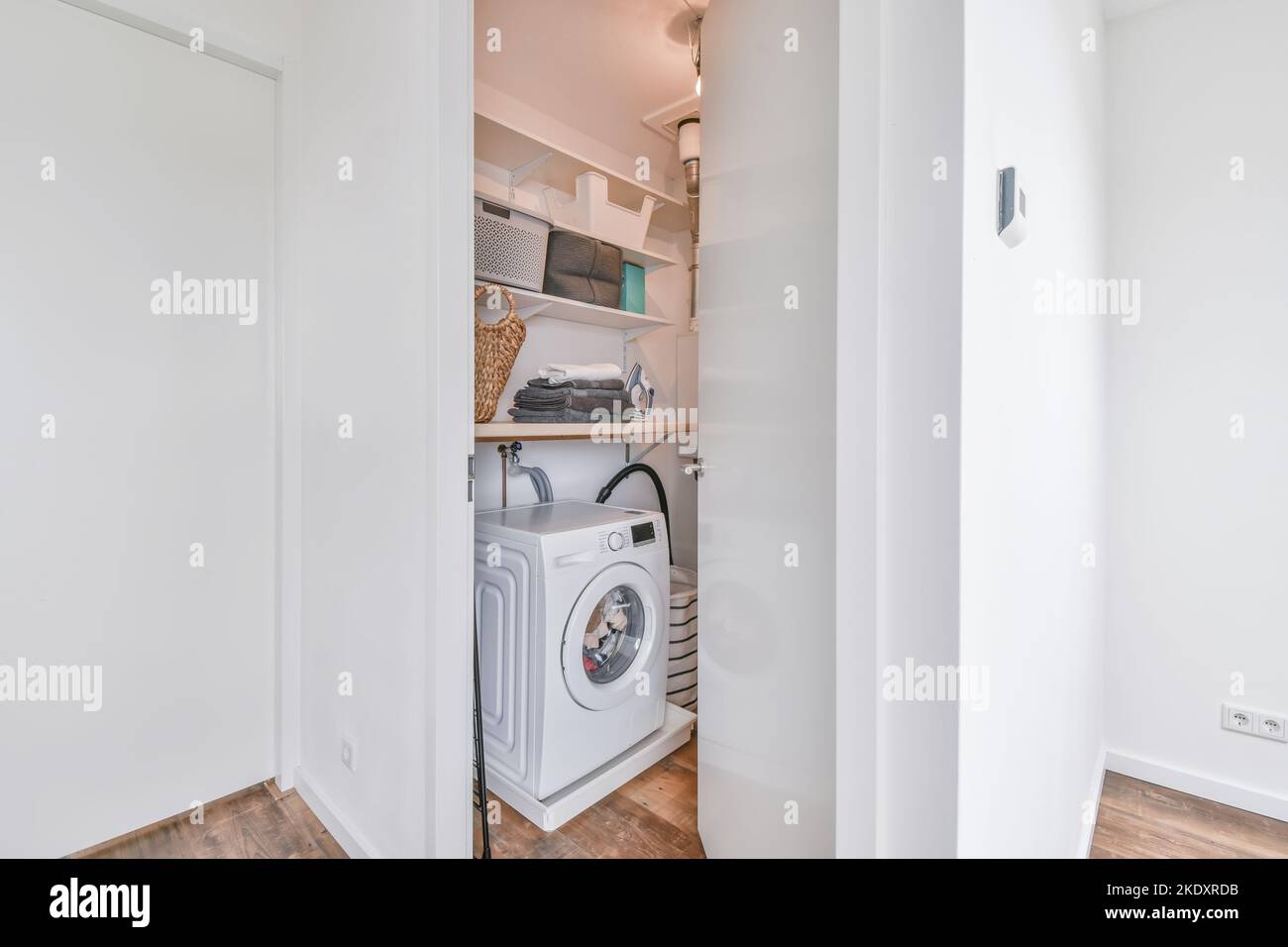 Chambre avec appareils ménagers avec murs blancs Banque D'Images