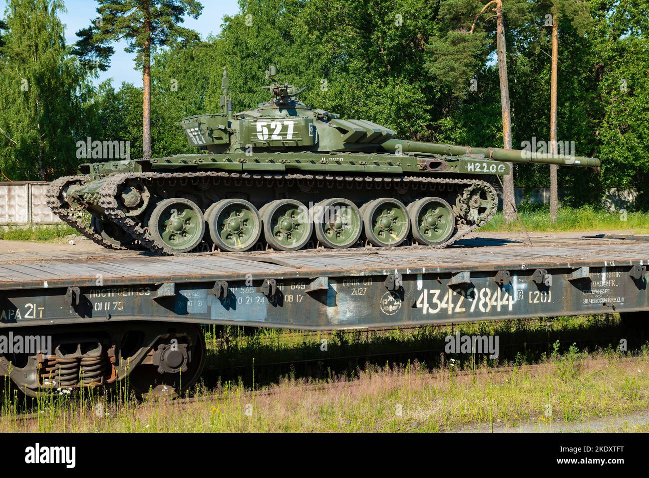 RÉGION DE LENINGRAD, RUSSIE - 02 JUILLET 2022 : char russe T-72B3 sur une plate-forme ferroviaire le jour de juillet Banque D'Images