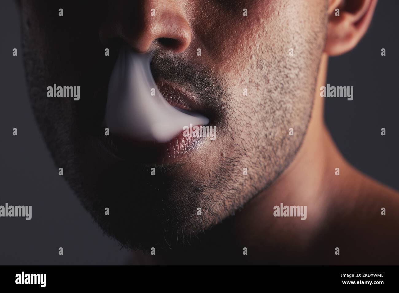 Fumée, homme noir et le visage marijuana avec la sensibilisation au cancer et avec mauvaise habitude avec fond noir studio. Dépendance, bouche avec nuage de tabac et Banque D'Images