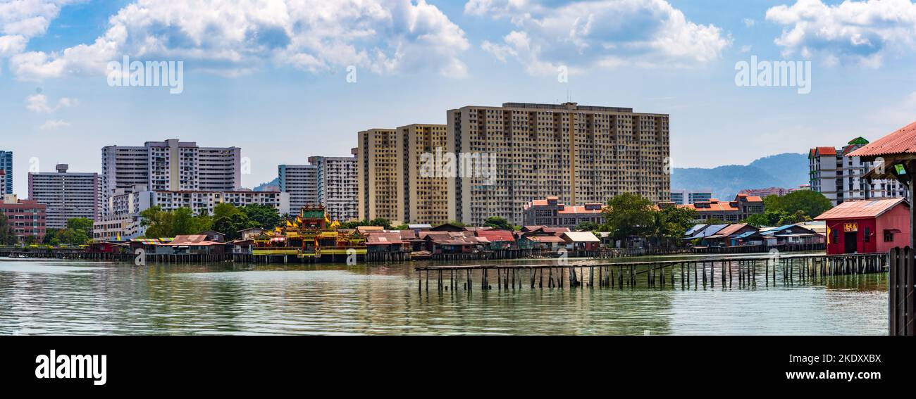 George Town, Penang, Malaisie - Mars 2018: Surplombez par des immeubles modernes d'appartements sont quelques unes des Jetties Clan le long du temple Hean Boo Thean, Banque D'Images