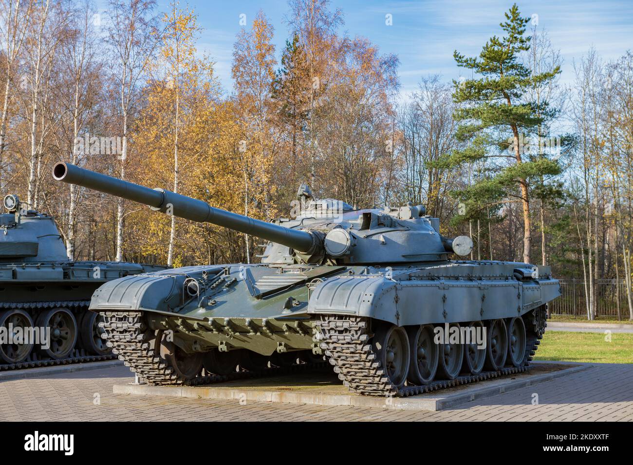 KIROVSK, RUSSIE - 24 OCTOBRE 2022: Réservoir russe soviétique T-72 'Ural' dans l'exposition du musée 'percée du siège de Leningrad' sur un soleil Banque D'Images