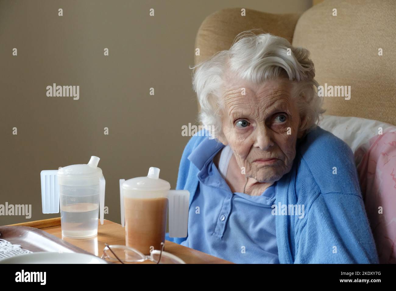 Une dame très âgée dans une maison de soins - John Gollop Banque D'Images