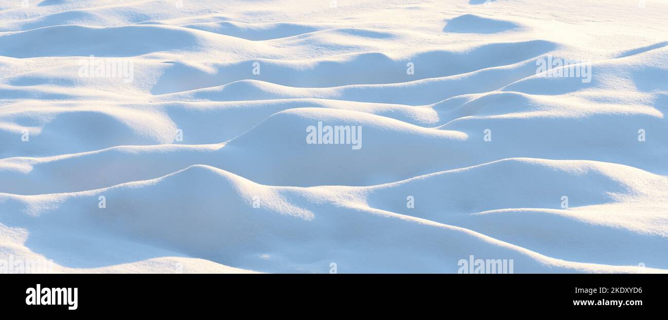 Arrière-plan naturel en hiver avec des chutes de neige profondes. Noël paysage de vacances. Neige inégale froid nature panorama. Copier l'espace. Tons bleu doux. Banque D'Images