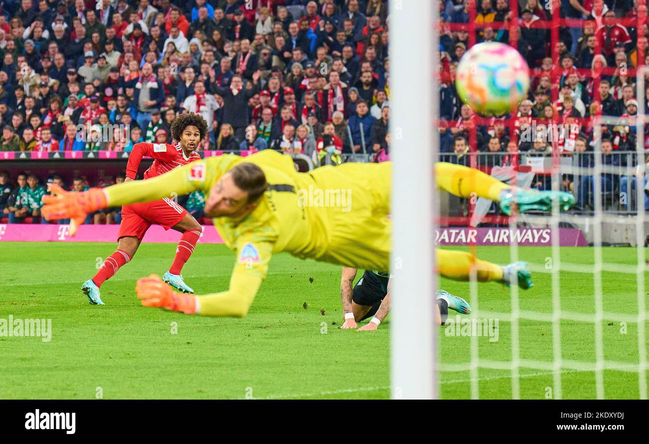 Munich, Allemagne. 08th novembre 2022. Serge GNABRY, scores FCB 7, buts de buts, Tor, Treffer, Torschuss, 2-1 contre Jiri PAVLENKA, BRE 1 dans le match FC BAYERN MÜNCHEN - SV WERDER BREMEN 1.Ligue allemande de football le 8 novembre 2022 à Munich, Allemagne. Saison 2022/2023, match jour 14, 1.Bundesliga, FCB, München, 14.Spieltag crédit: Peter Schatz/Alay Live News Banque D'Images