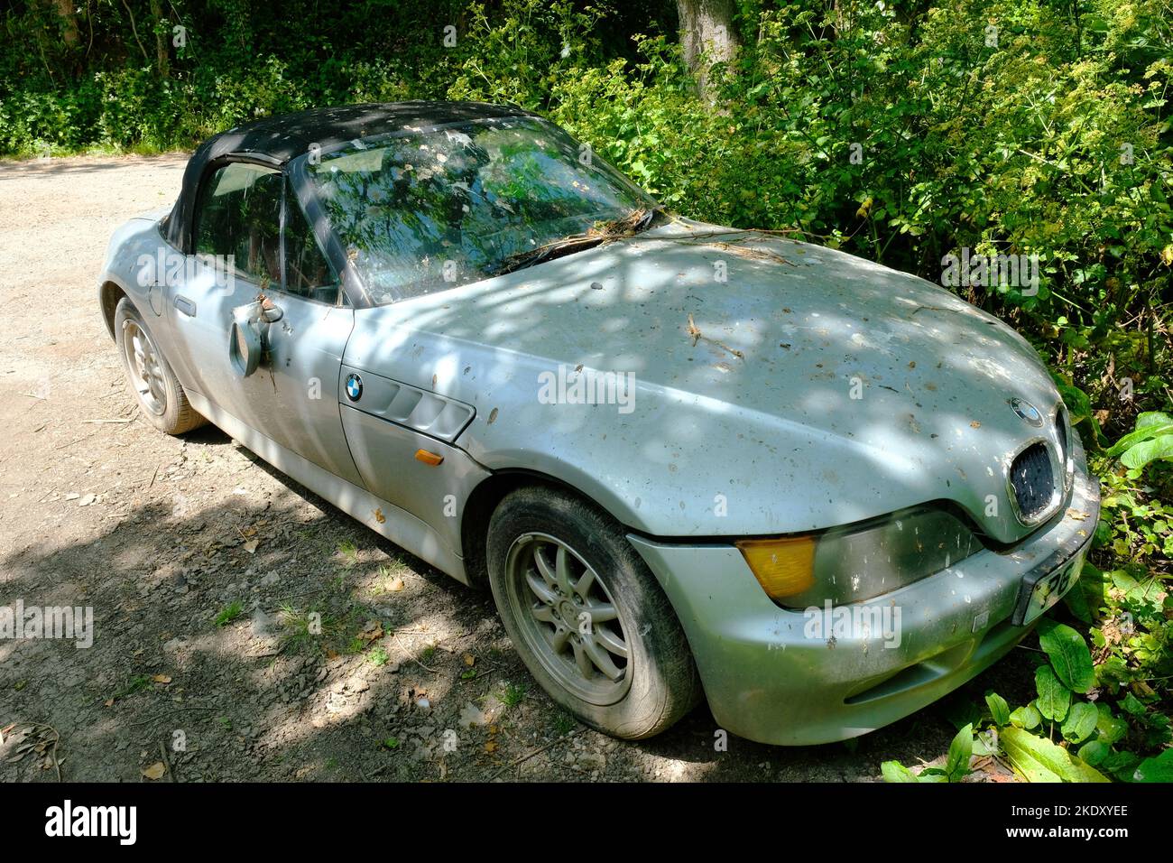 Voiture de sport BMW abandonnée - John Gollop Banque D'Images