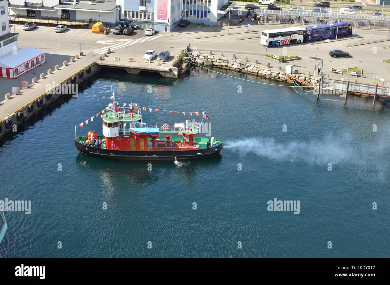 norwegian Harbour Welcome by Fireboat montrant la fontaine Banque D'Images