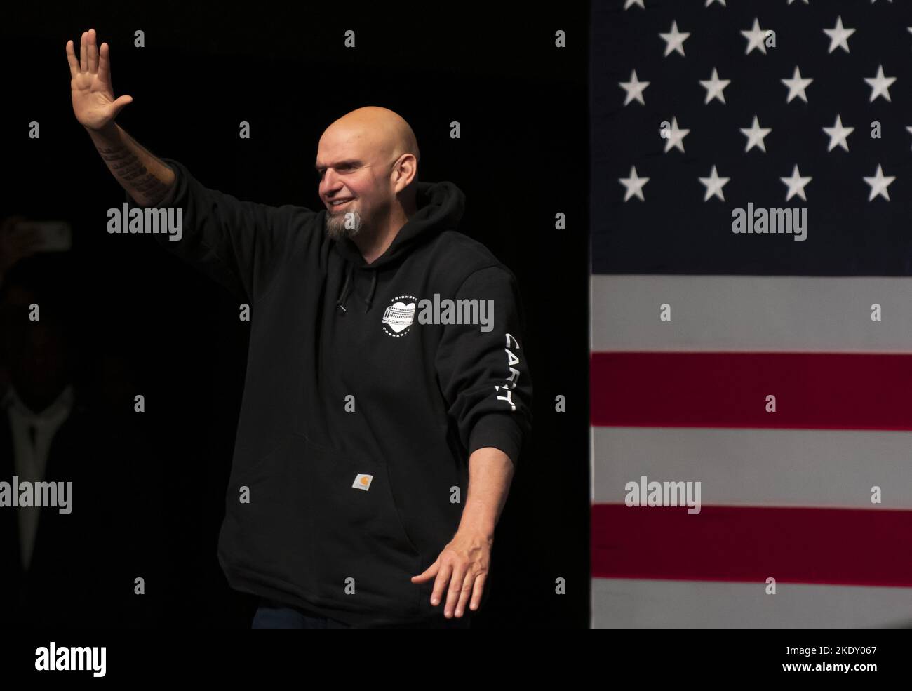 Pittsburgh, États-Unis. 8th novembre 2022. Le démocrate John Fetterman déferle devant ses partisans après avoir remporté mercredi le siège du Sénat pour la Pennsylvanie à la scène AE, 8 novembre 2022 à Pittsburgh. Photo par Archie Carpenter/UPI crédit: UPI/Alay Live News Banque D'Images