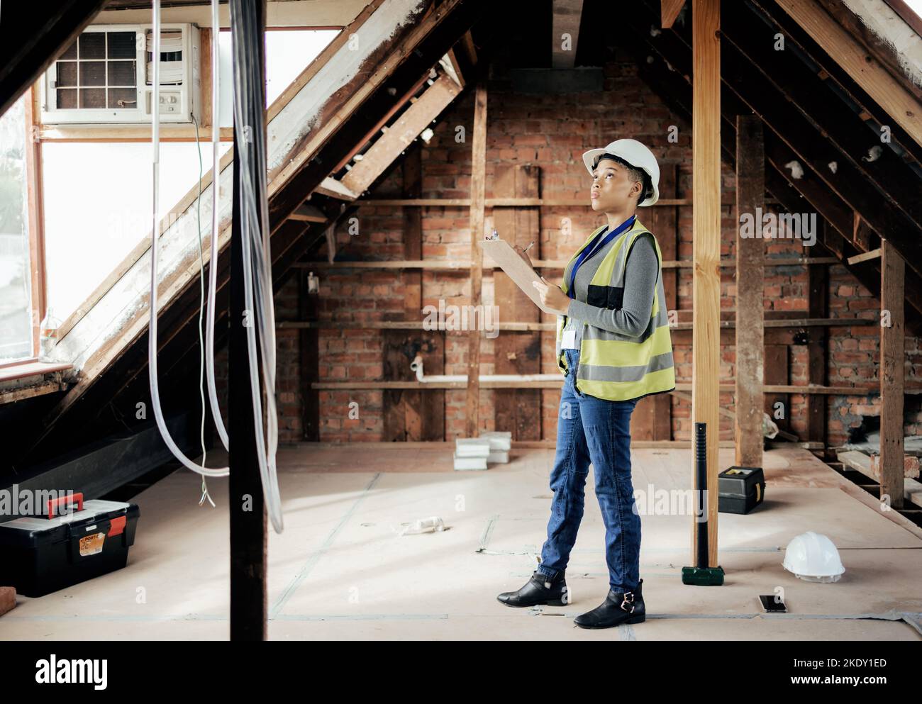 Construction, construction et ingénieur avec une femme noire architecte planifiant un projet de développement sur un chantier. Ouvrier de la construction, architecture Banque D'Images