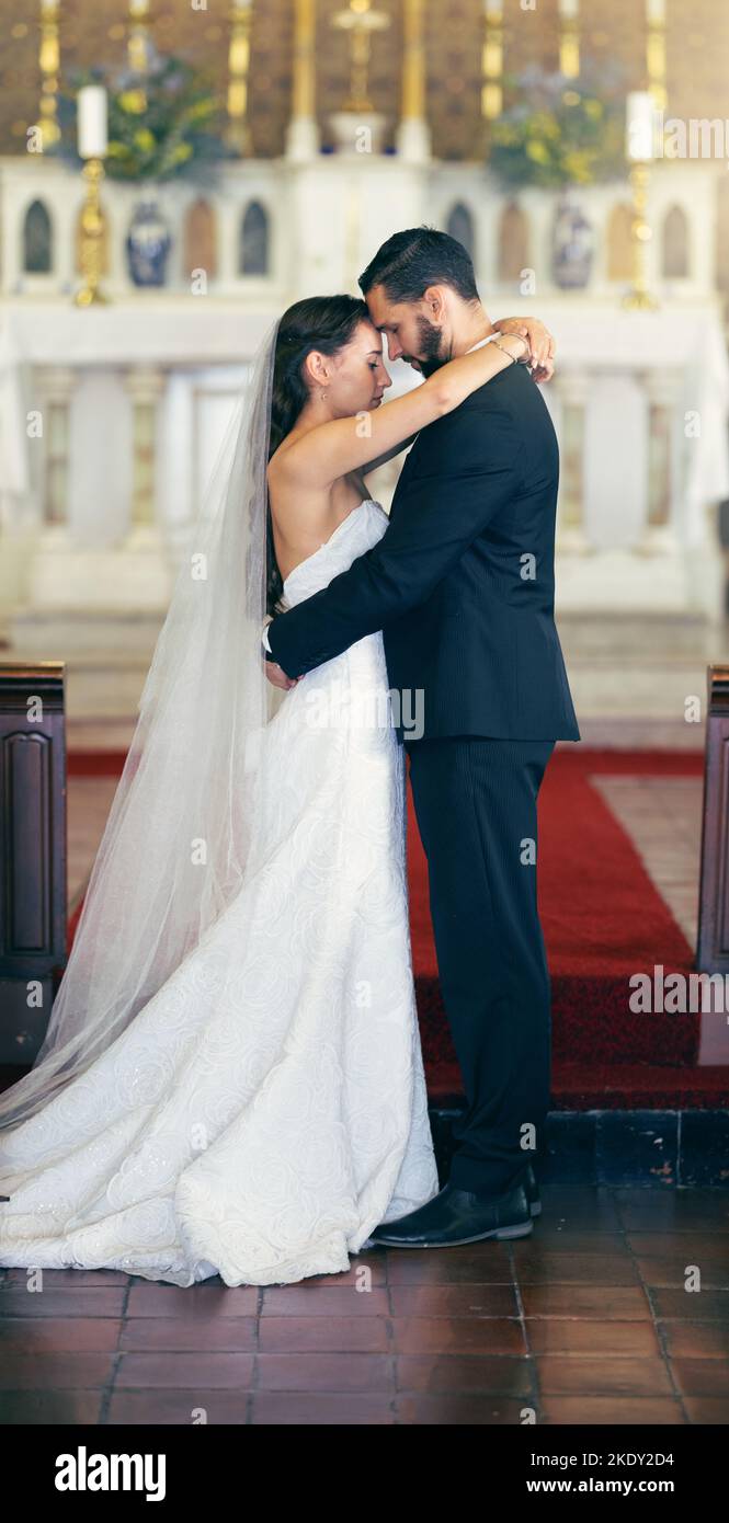 L'amour, le mariage et le couple dansent dans l'église en célébration de la mariée et du marié engagement fidèle dans le mariage. Romance, soutien et femme de classe Banque D'Images