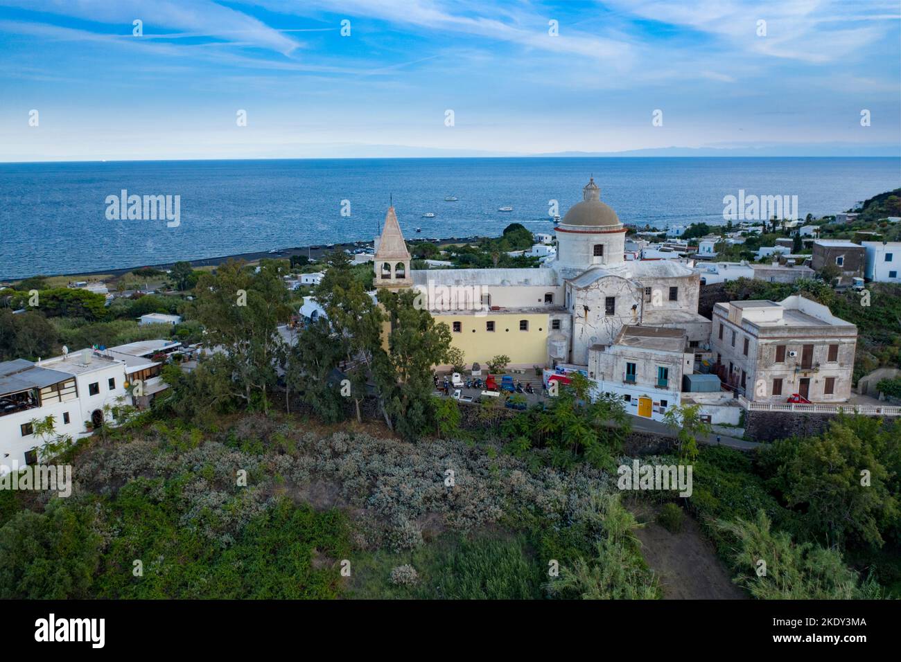 Vue sur Stromboli et l'église de San Vicenzo Ferreri ciel bleu, soleil, île de Stromboli, Iles Eoliennes (Iles Eoliennes) Sicile, Italie, Europe Banque D'Images