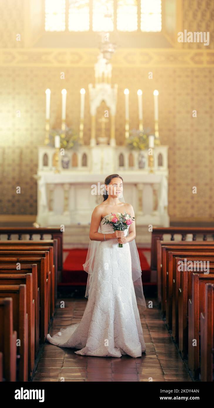 Mariage, mariée et en robe blanche dans l'église pour la célébration, le  bonheur et confiance dans le temple, pour le mariage et la joie. Jeune  femme, bouquet et Photo Stock - Alamy