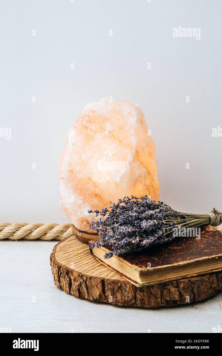 Utiliser une corde de jute comme garniture de plancher, élément de conception de la maison de boho. Sol blanc de la salle de séjour avec garniture en corde de jute, plateau à disques en bois, livre vintage et lavande séchée. Banque D'Images