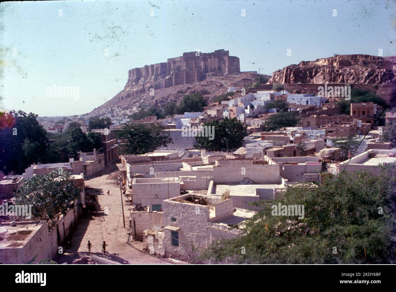 Le fort Mehrangarh couvre une superficie de 1 200 acres à Jodhpur, Rajasthan, Inde. Le complexe est situé sur une colline à environ 122 mètres au-dessus de la plaine environnante, et a été construit vers 1459 par Rajput dirigeant Rao Jodha, bien que la plupart de la structure existante soit du 17th siècle. Banque D'Images
