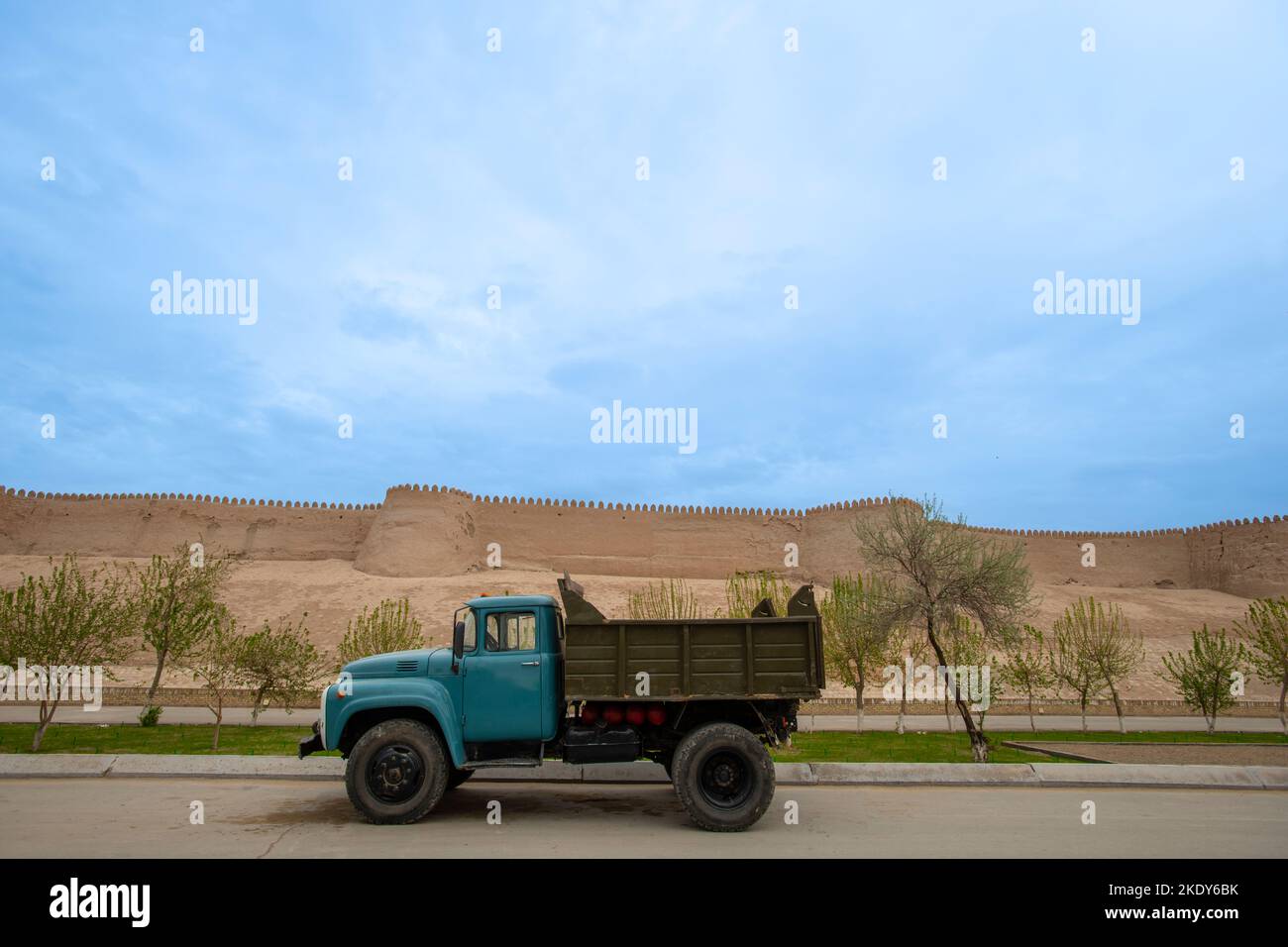 un camion est à l'intérieur des murs de la vieille ville de khiva, en ouzbékistan Banque D'Images