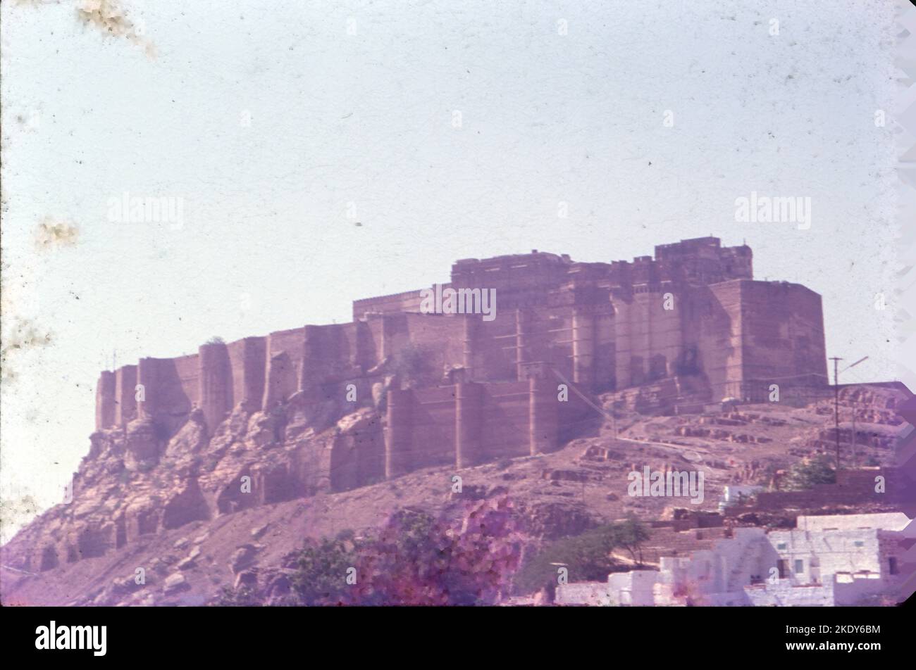 Le fort Mehrangarh couvre une superficie de 1 200 acres à Jodhpur, Rajasthan, Inde. Le complexe est situé sur une colline à environ 122 mètres au-dessus de la plaine environnante, et a été construit vers 1459 par Rajput dirigeant Rao Jodha, bien que la plupart de la structure existante soit du 17th siècle. Banque D'Images