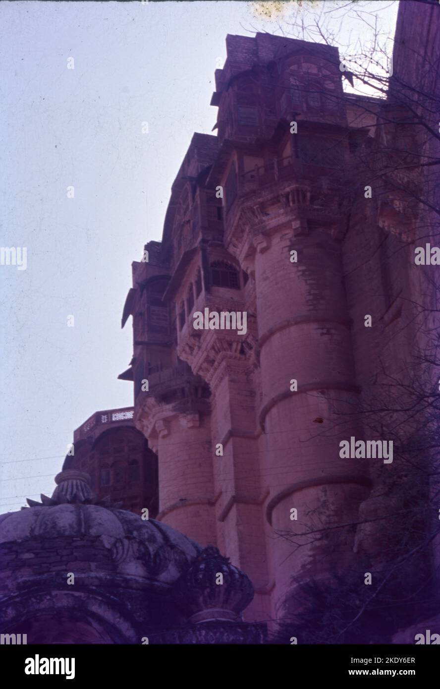 Le fort Mehrangarh couvre une superficie de 1 200 acres à Jodhpur, Rajasthan, Inde. Le complexe est situé sur une colline à environ 122 mètres au-dessus de la plaine environnante, et a été construit vers 1459 par Rajput dirigeant Rao Jodha, bien que la plupart de la structure existante soit du 17th siècle. Banque D'Images