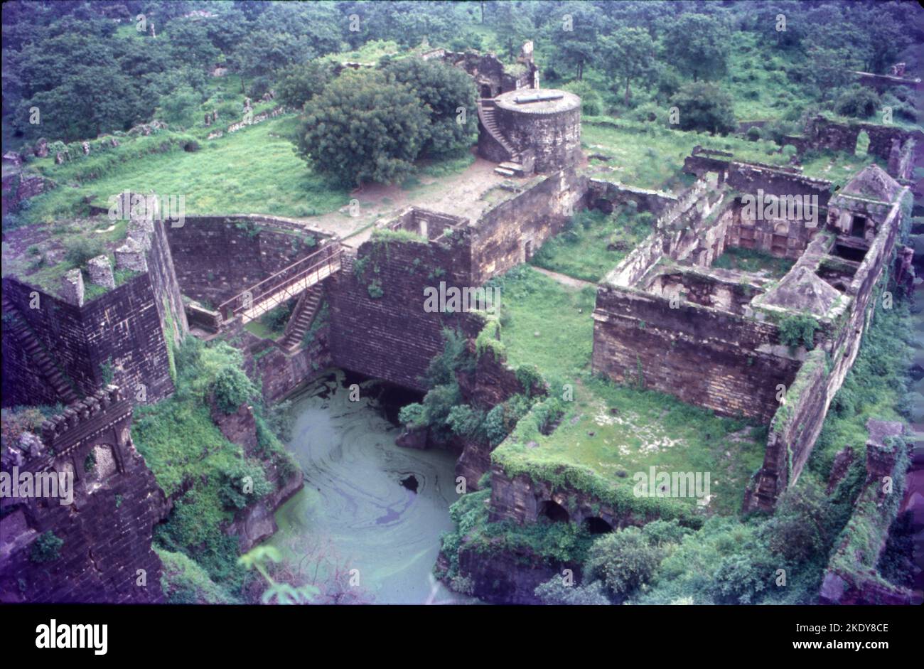 Le fort de Devagiri, également connu sous le nom de Daulatabad ou de Deogiri, est une citadelle fortifiée historique située dans le village de Devagiri près de Sambhaji Nagar, Maharashtra, Inde. C'était la capitale de la dynastie Yadava, pour une courte période la capitale du Sultanat de Delhi, et plus tard une capitale secondaire du Sultanat d'Ahmadnagar. Banque D'Images