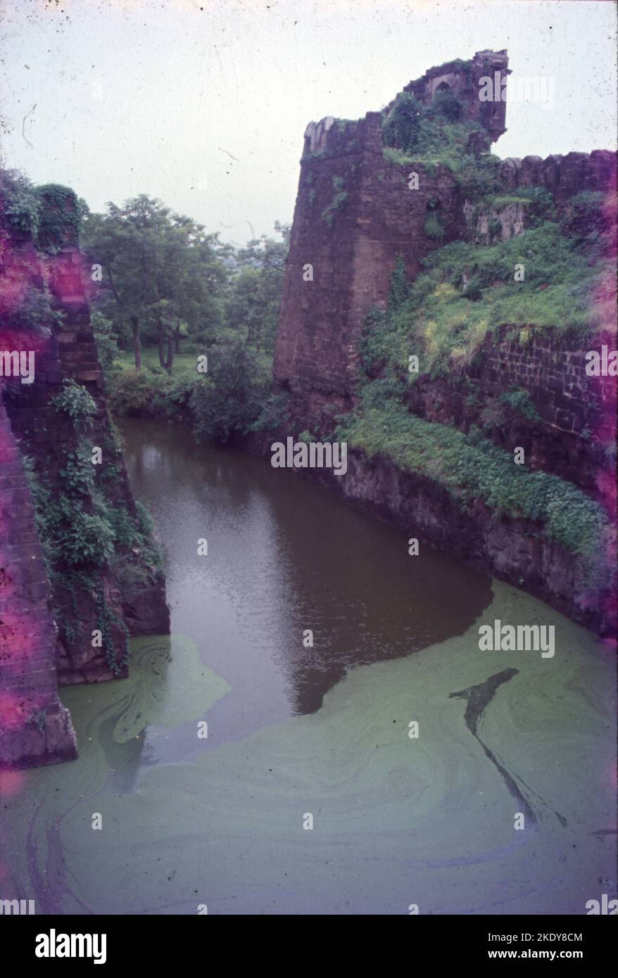 Le fort de Devagiri, également connu sous le nom de Daulatabad ou de Deogiri, est une citadelle fortifiée historique située dans le village de Devagiri près de Sambhaji Nagar, Maharashtra, Inde. C'était la capitale de la dynastie Yadava, pour une courte période la capitale du Sultanat de Delhi, et plus tard une capitale secondaire du Sultanat d'Ahmadnagar. Banque D'Images