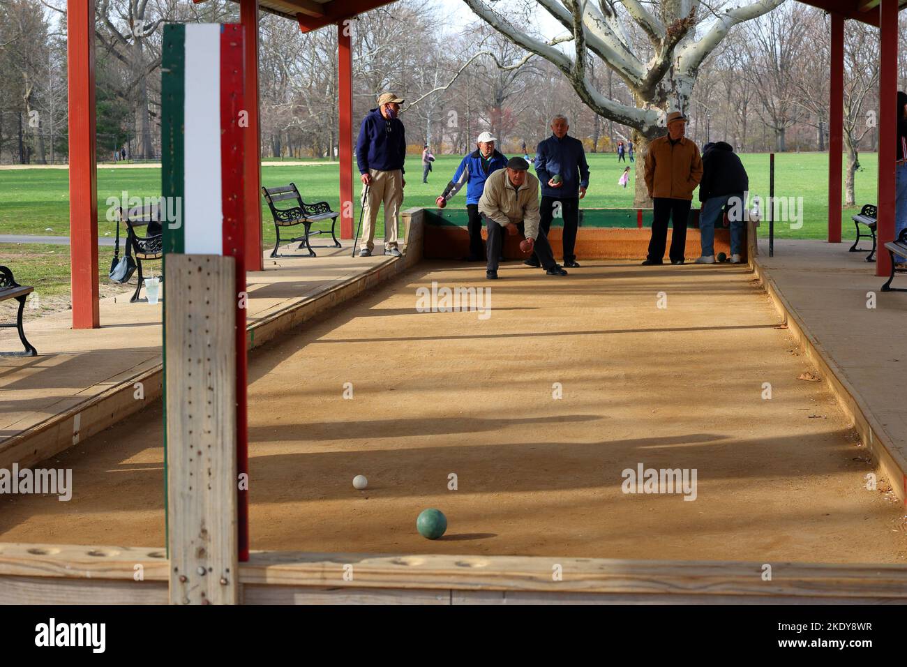 Les aînés italiens-américains jouent au bocce dans un terrain de bocce extérieur couvert au Cherry Blossom Welcome Center, à Branch Brook Park, Belleville, New Jersey Banque D'Images