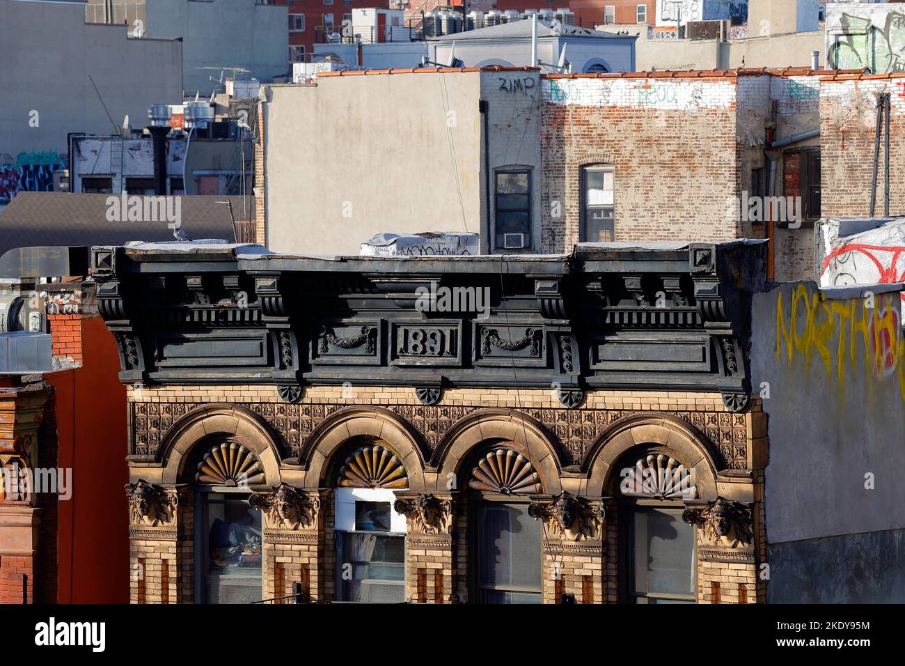 La façade décorative d'un immeuble New York construit en 1891, dans le quartier de Manhattan Chinatown/Two Bridges. Banque D'Images