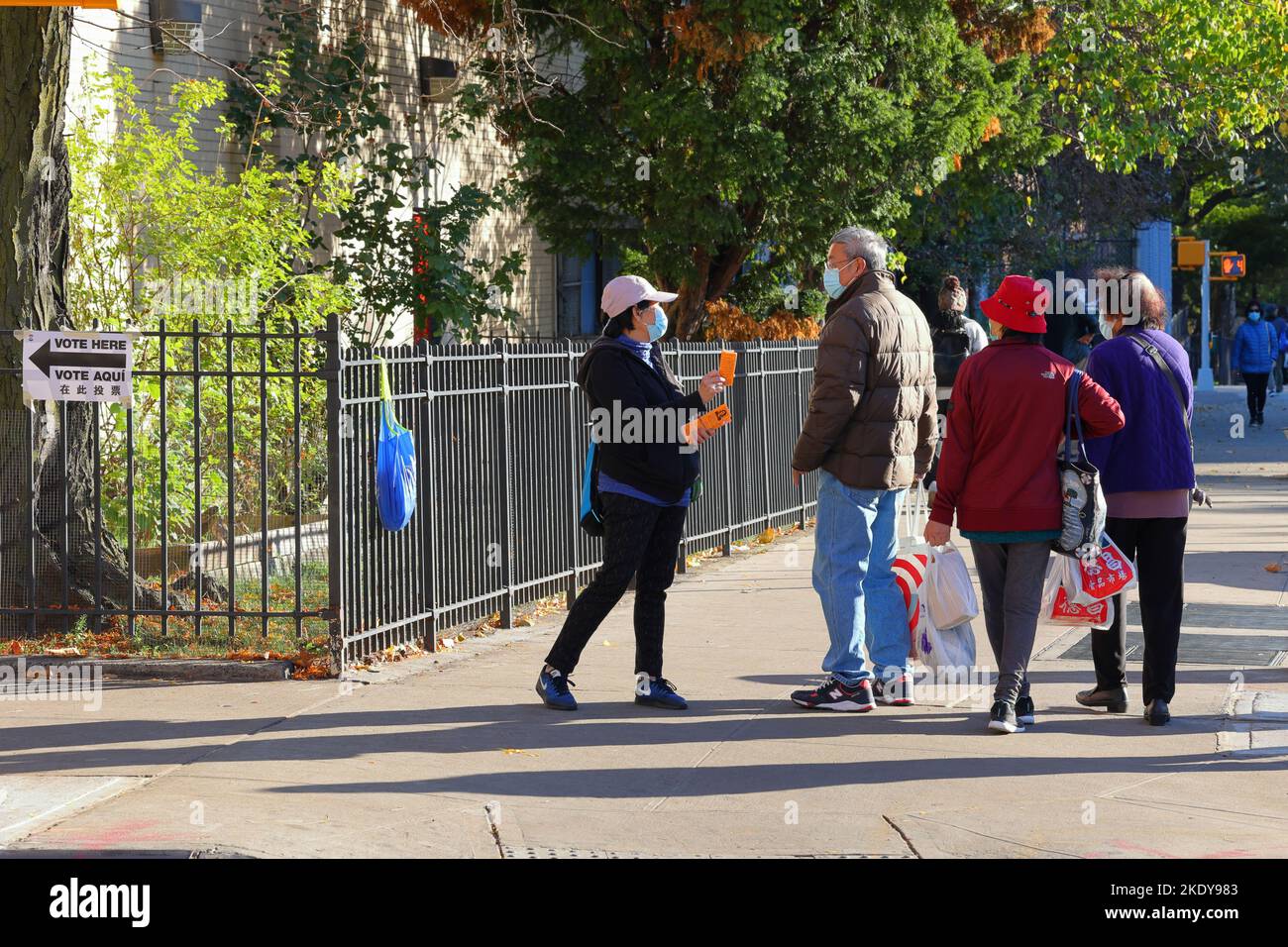 Une femme sino-américaine âgée fait campagne pour la candidate Helen Qiu près d'un bureau de vote dans le quartier chinois de Manhattan, New York, le 6 novembre 2022. Banque D'Images