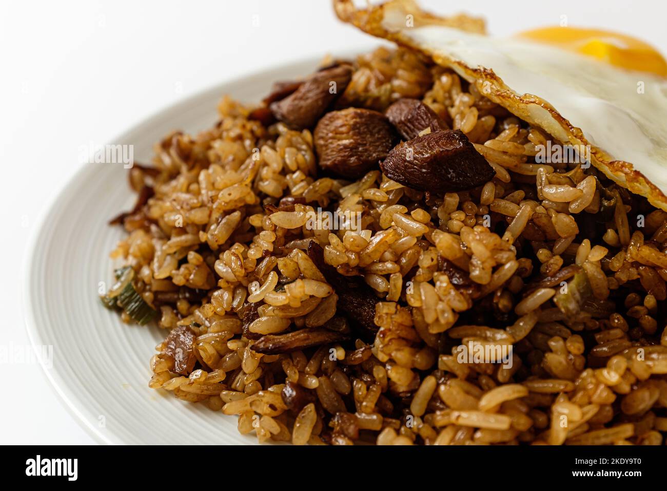 Nasi Goreng sur fond blanc Banque D'Images