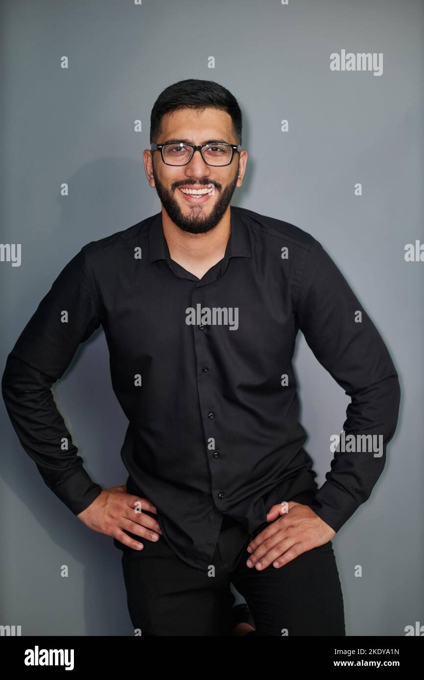 Jeune homme d'affaires élégant vêtu d'une chemise en Jean décontractée avec montre intelligente au poignet Banque D'Images