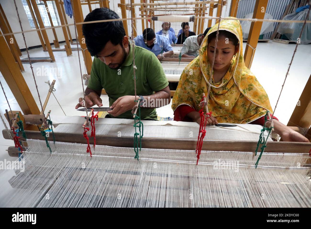 Les travailleurs font tourner le fil de coton pour fabriquer des vêtements de mousseline traditionnels dans un atelier à Narayanganj. Avec ses roues tournants en bois et ses métiers à tisser dessinés à la main, le Bangladesh ressuscite minutieusement un tissu autrefois porté par Marie-Antoinette et Jane Austen, mais longtemps considéré comme perdu à jamais dans l'histoire. -Aller avec 'Bangladesh-Fashion-Muslin'. Sur 8 novembre 2022 à Narayanganj, Dhaka, Bangladesh. Photo de Habibur Rahman/ABACAPRESS.COM Banque D'Images