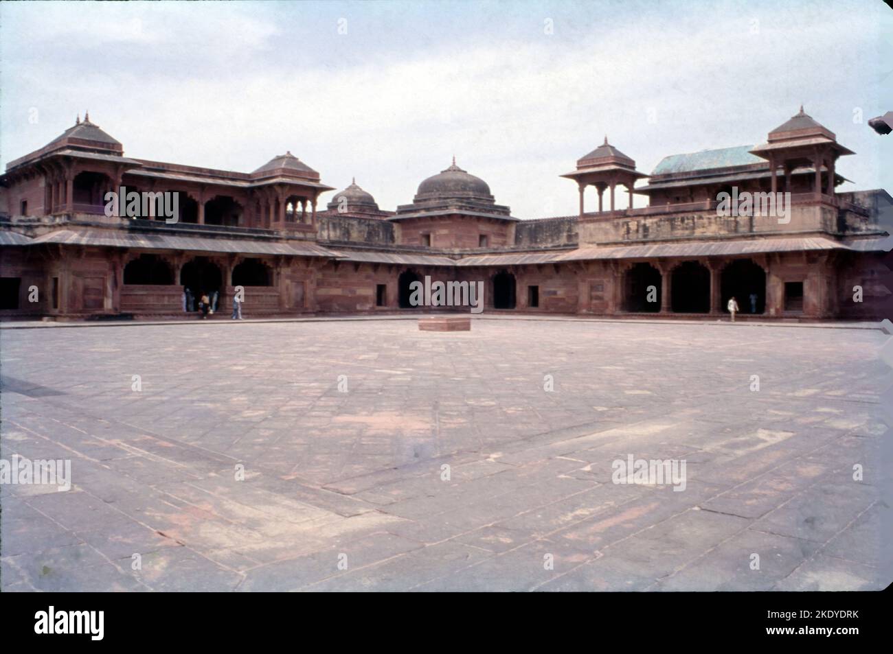 Fatehpur Sikri, une ville principalement en pierre de sable rouge, située à une distance de 37 kms d'Agra, a été construite par l'empereur moghol Jalal-ud-din Mohammad Akbar, en l'honneur du grand soufi saint Cheikh Salim Chisti ; sa magnificence et son unicité offrent un bel exemple de la finesse architecturale de l'empereur. Construit pendant la seconde moitié du 16th siècle par l'empereur Akbar, Fatehpur Sikri (la ville de la victoire) a été la capitale de l'empire moghol pendant seulement 10 ans. Banque D'Images