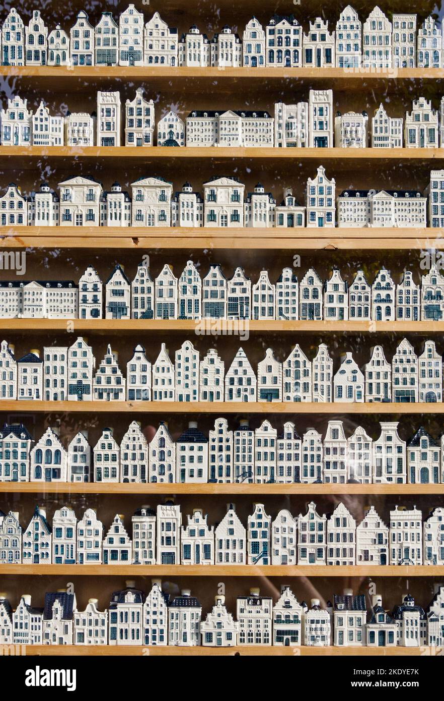 Grande collection de porcelaine KLM delft maison hollandaise miniatures contenant Genever Spirit dans un magasin à Amsterdam Hollande Banque D'Images