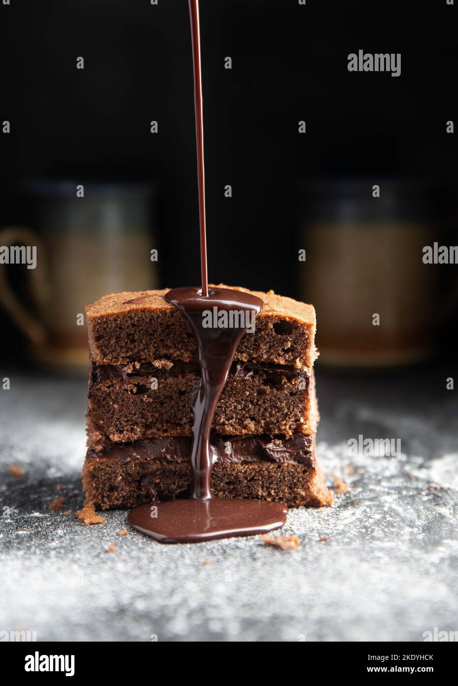 Un morceau de gâteau au chocolat avec du chocolat versé. Banque D'Images