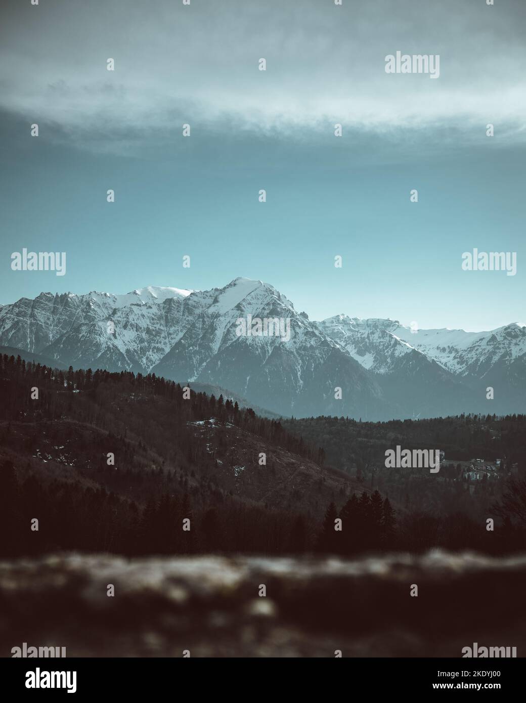 Une vue sur le paysage des montagnes vertes de Predeal avec la neige au sommet sous le ciel gris en Roumanie Banque D'Images