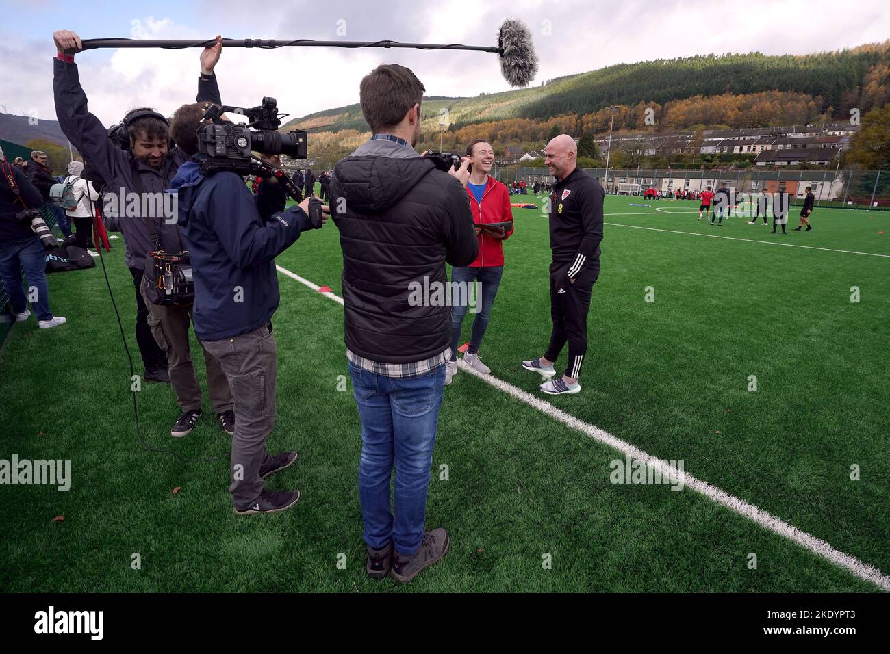 Rob page, directeur du pays de Galles, est interviewé à la Penyrenglyn Primary School, lors du festival de football des écoles primaires de Rhondda et de l'ouverture officielle du terrain 3G dans le cadre de la Journée des médias de l'annonce de la coupe du monde du pays de Galles à Tylorstown, dans la vallée de Rhondda, au pays de Galles. Date de la photo: Mercredi 9 novembre 2022. Banque D'Images