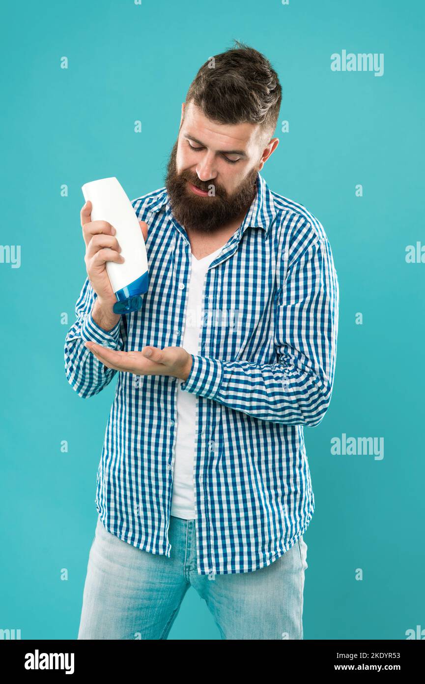 Soins capillaires. Shampooing pour usage quotidien. Lotion pour la peau. Le shampooing et l'après-shampooing que vous choisissez peuvent faire toute la différence dans les cheveux en commençant directement à la racine. Corps ca Banque D'Images Soins capillaires. Shampooing pour usage quotidien. Lotion pour la peau. Le shampooing et l'après-shampooing que vous choisissez peuvent faire toute la différence dans les cheveux en commençant directement à la racine. Corps ca Banque D'Images