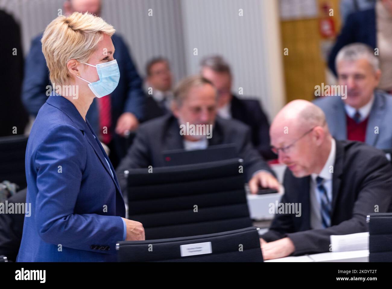 Schwerin, Allemagne. 09th novembre 2022. Manuela Schwesig (SPD), ministre présidente de Mecklembourg-Poméranie occidentale, assiste à la session du Parlement d'État sur la crise énergétique pendant son temps de réadaptation. M. Schwesig avait déjà annoncé un plan de secours de 1,1 milliards pour faire face à la crise des prix de l'énergie dans le Mecklembourg-Poméranie occidentale lors d'une déclaration du gouvernement. Credit: Jens Büttner/dpa/Alay Live News Banque D'Images