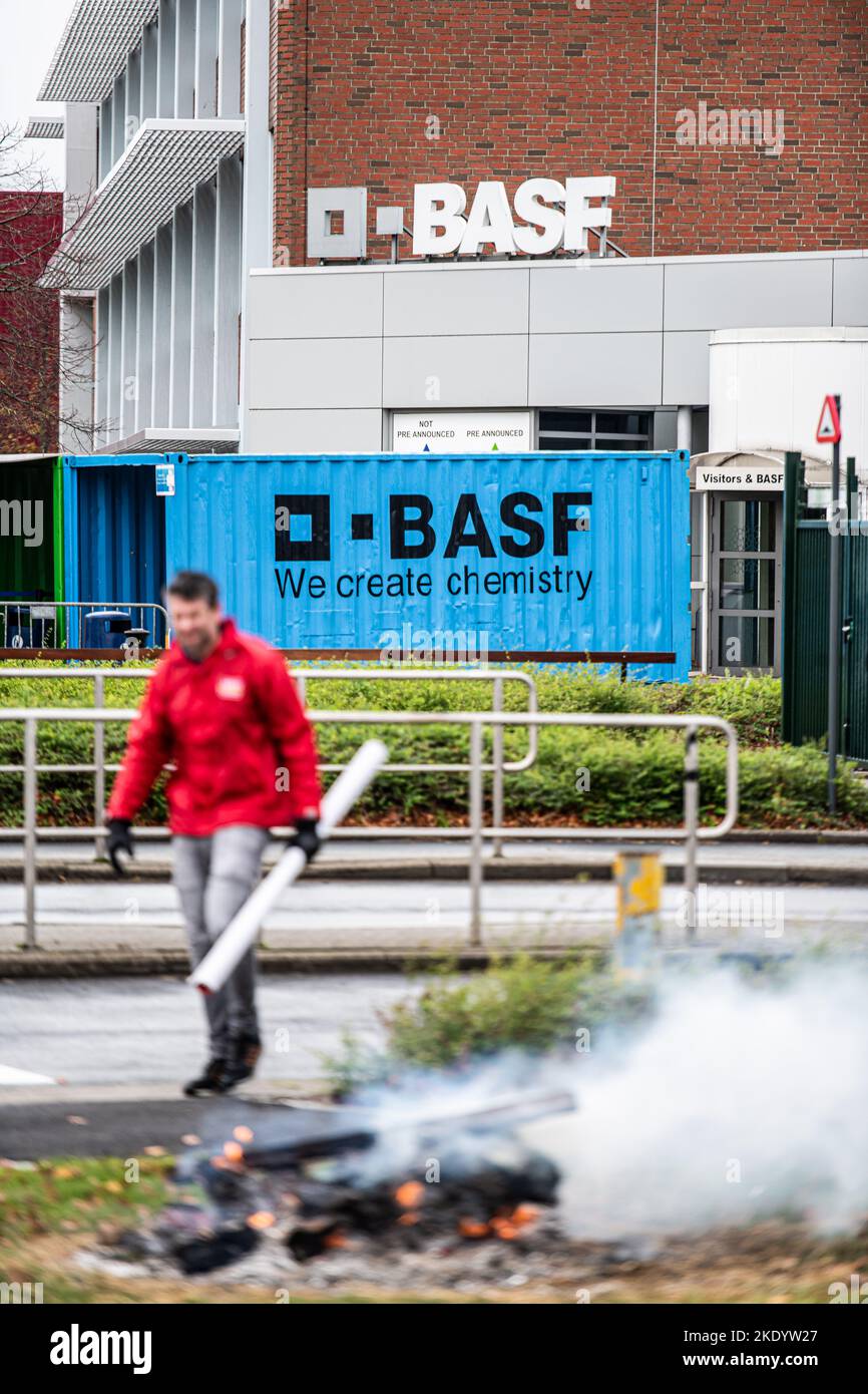 Les travailleurs d'un piquet de grève sont vus à l'extérieur de l'usine chimique de BASF lors d'une journée nationale d'action de tous les syndicats, dans le port d'Anvers, le mercredi 09 novembre 2022. Le jour d'action s'applique à tous les services, publics et privés. BELGA PHOTO JONAS ROOSENS Banque D'Images