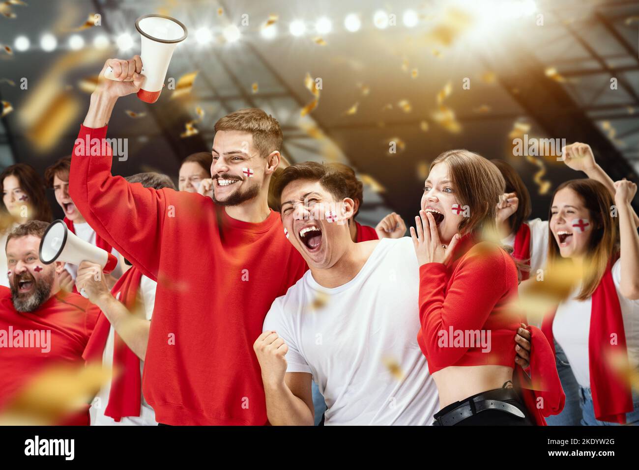 Un groupe de fans de football enthousiastes et enthousiastes qui applaudissent à la victoire de leur équipe sportive. Concept d'émotions, compétitions sportives mondiales Banque D'Images