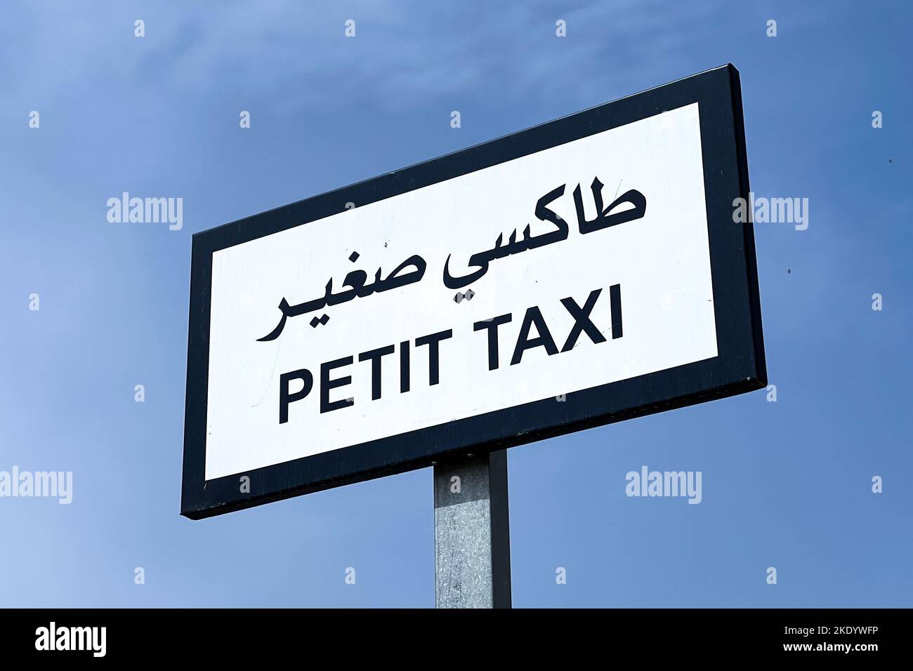 Amoul taxi signpost avec ciel bleu en arrière-plan Banque D'Images