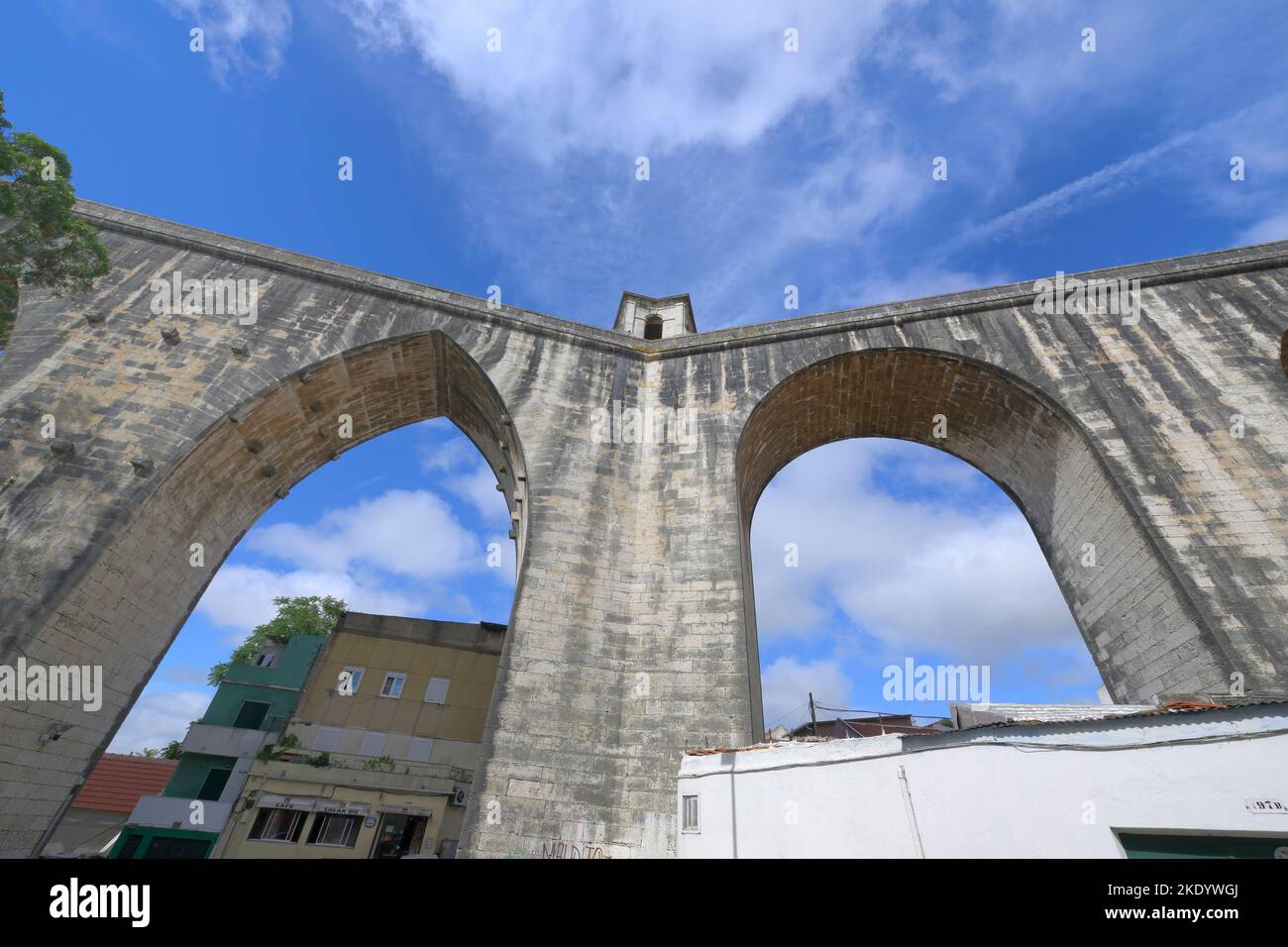 Aqueduc historique de 18th siècles des eaux libres ou aqueduc d'Aguas Livres traversant un quartier populaire, Lisbonne, Portugal Banque D'Images