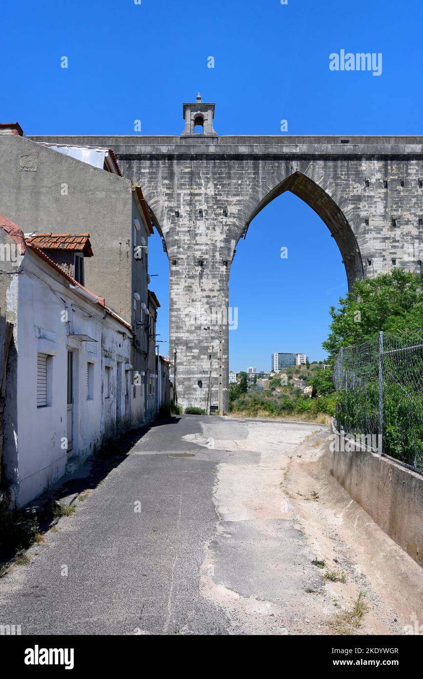 Aqueduc historique de 18th siècles des eaux libres ou aqueduc d'Aguas Livres traversant un quartier populaire, Lisbonne, Portugal Banque D'Images