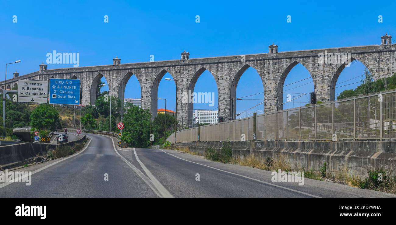 Autoroute urbaine passant sous l'aqueduc historique de 18th siècles des eaux libres ou aqueduc d'Águas livres, Lisbonne, Portugal Banque D'Images