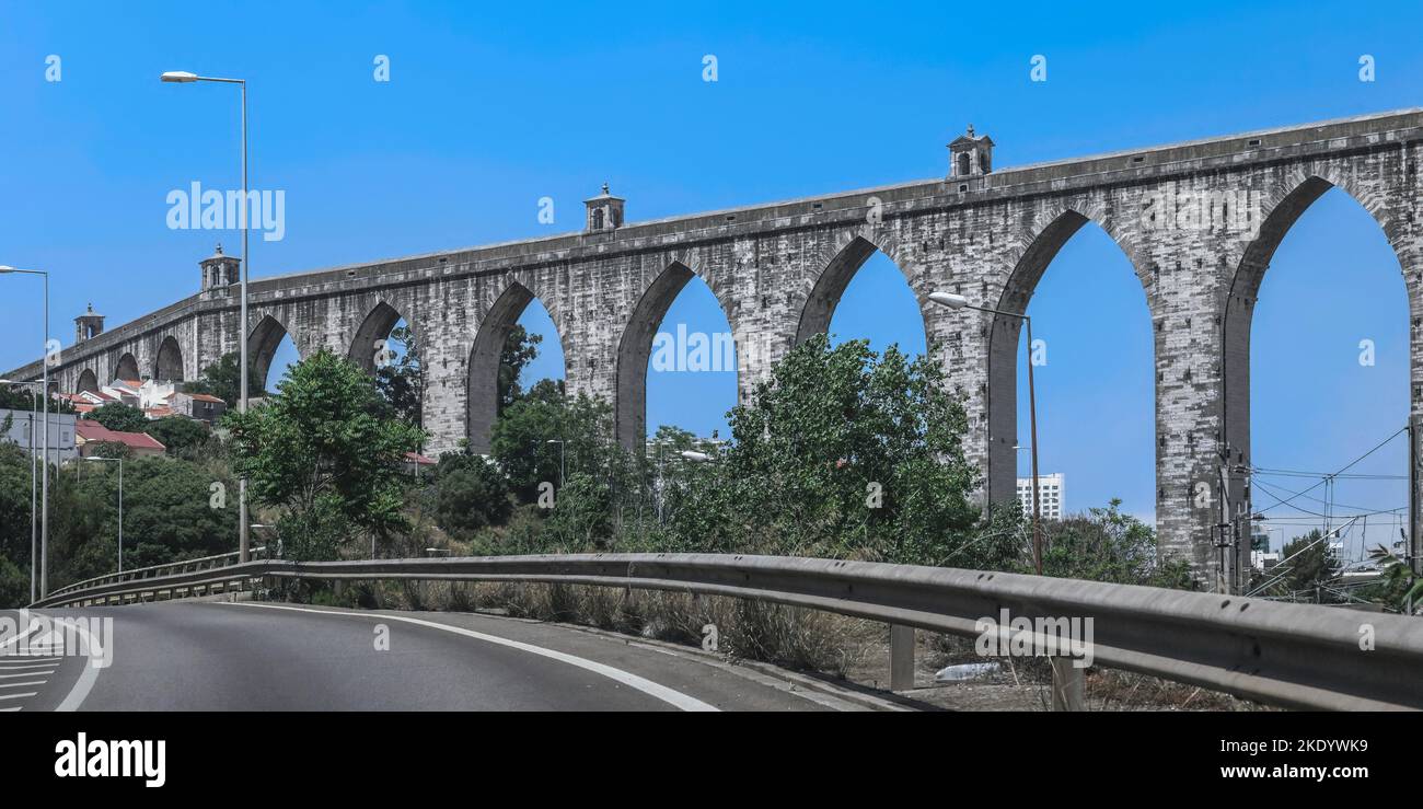 Autoroute urbaine passant sous l'aqueduc historique de 18th siècles des eaux libres ou aqueduc d'Águas livres, Lisbonne, Portugal Banque D'Images