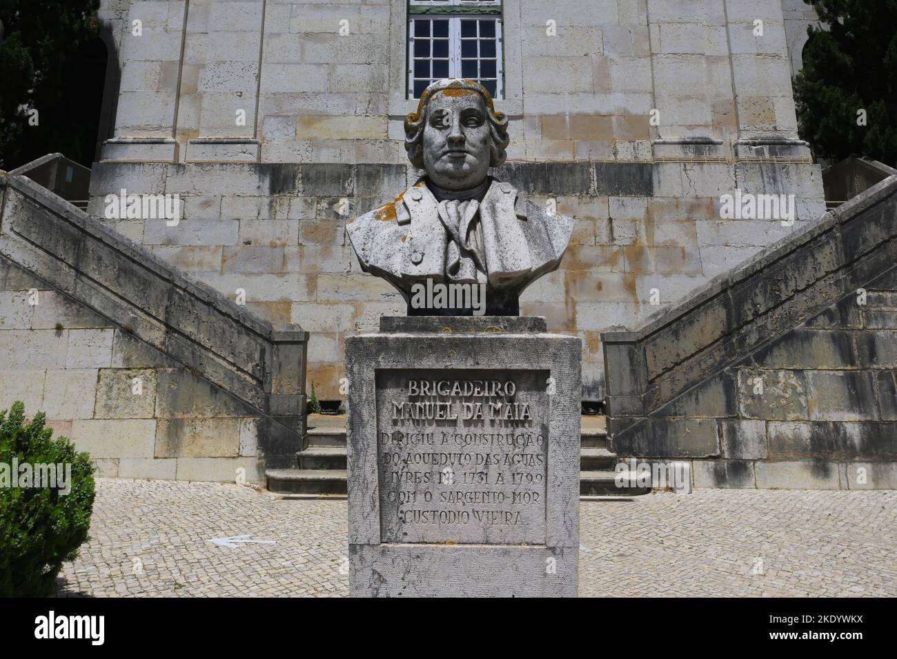 Statue de Manuel da Maia devant l'entrée du Musée de l'eau, réservoir de Mae de Agua, Lisbonne, Portugal Banque D'Images