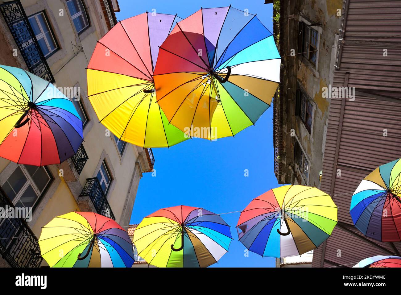 Parasols colorés suspendus sur Pink Street, Lisbonne, Portugal Banque D'Images