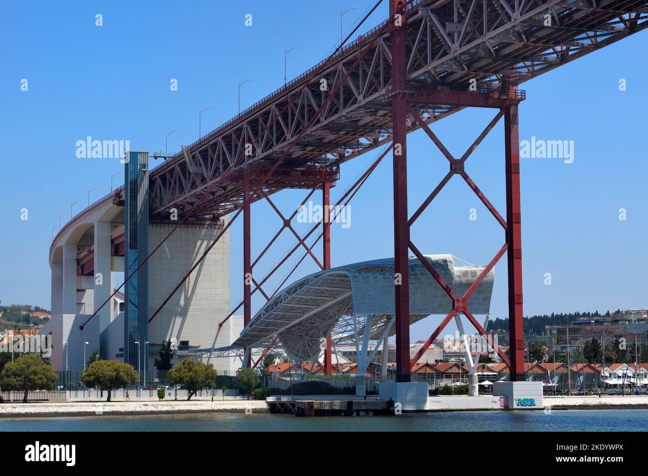 25 avril pont suspendu sur le Tage, Lisbonne, Portugal Banque D'Images