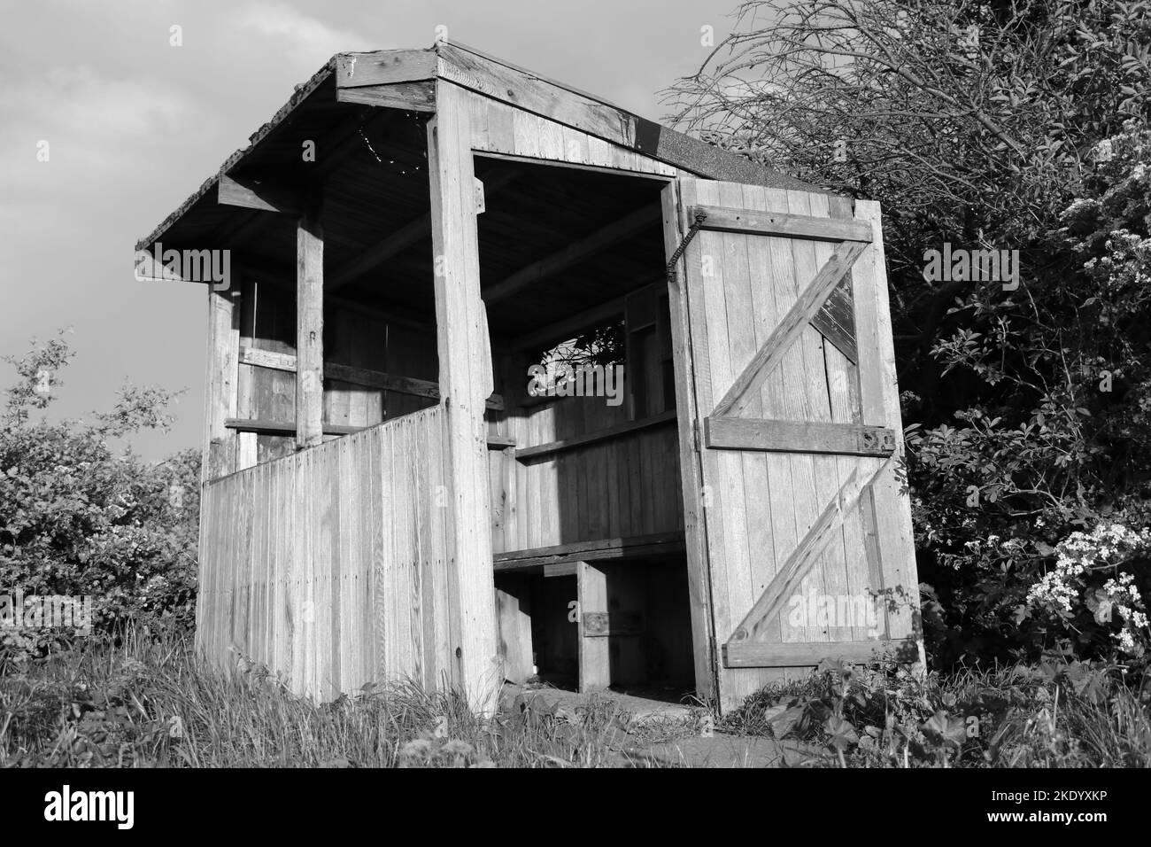 Une photo monochrome de la cabine en bois Banque D'Images