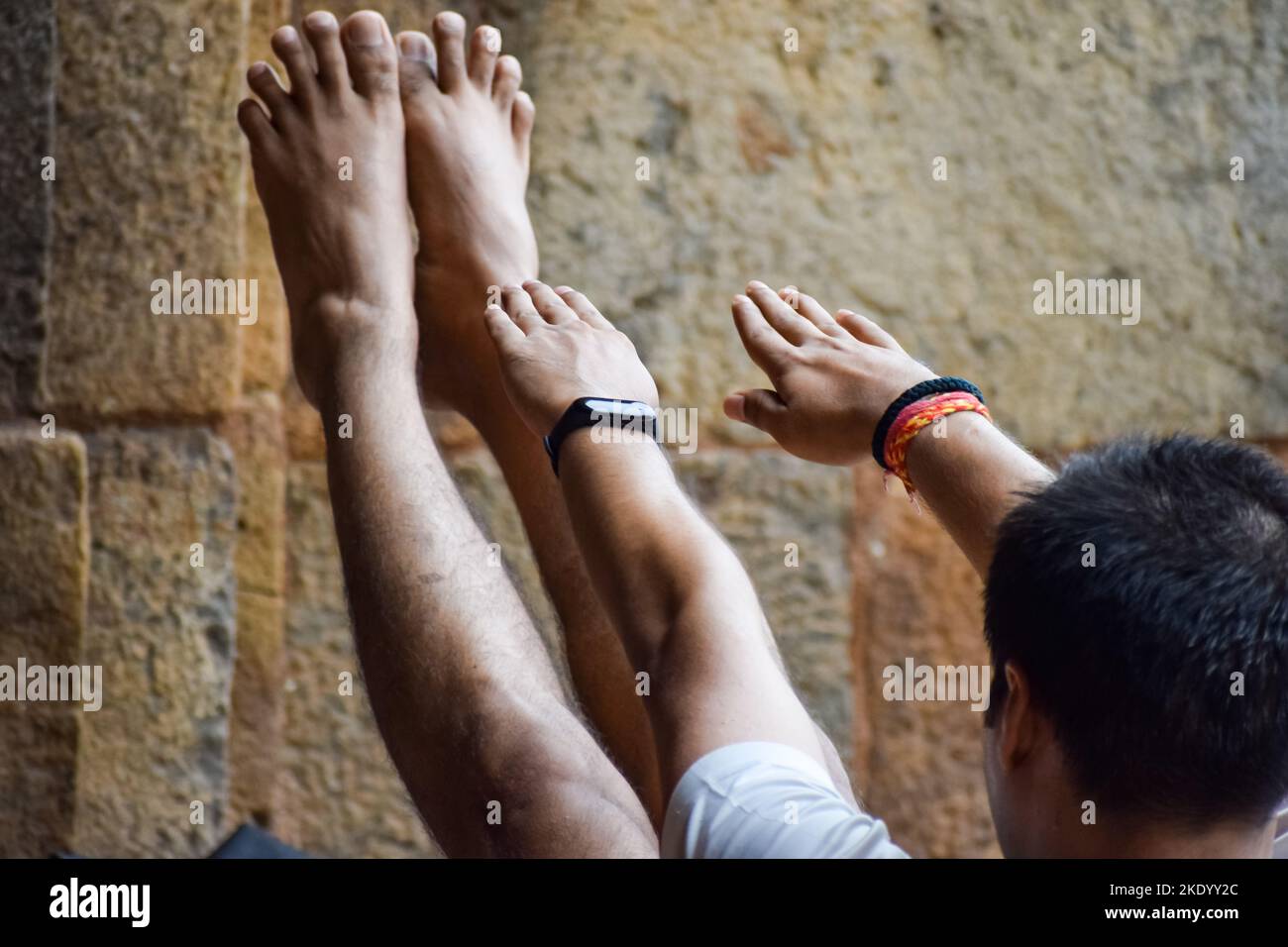 Delhi, Inde, 18 juin 2022 - jeune Indien inspiré faisant des asanas de yoga dans le parc du jardin Lodhi, New Delhi, Inde. Jeune citoyen s'exerçant à l'extérieur et Banque D'Images