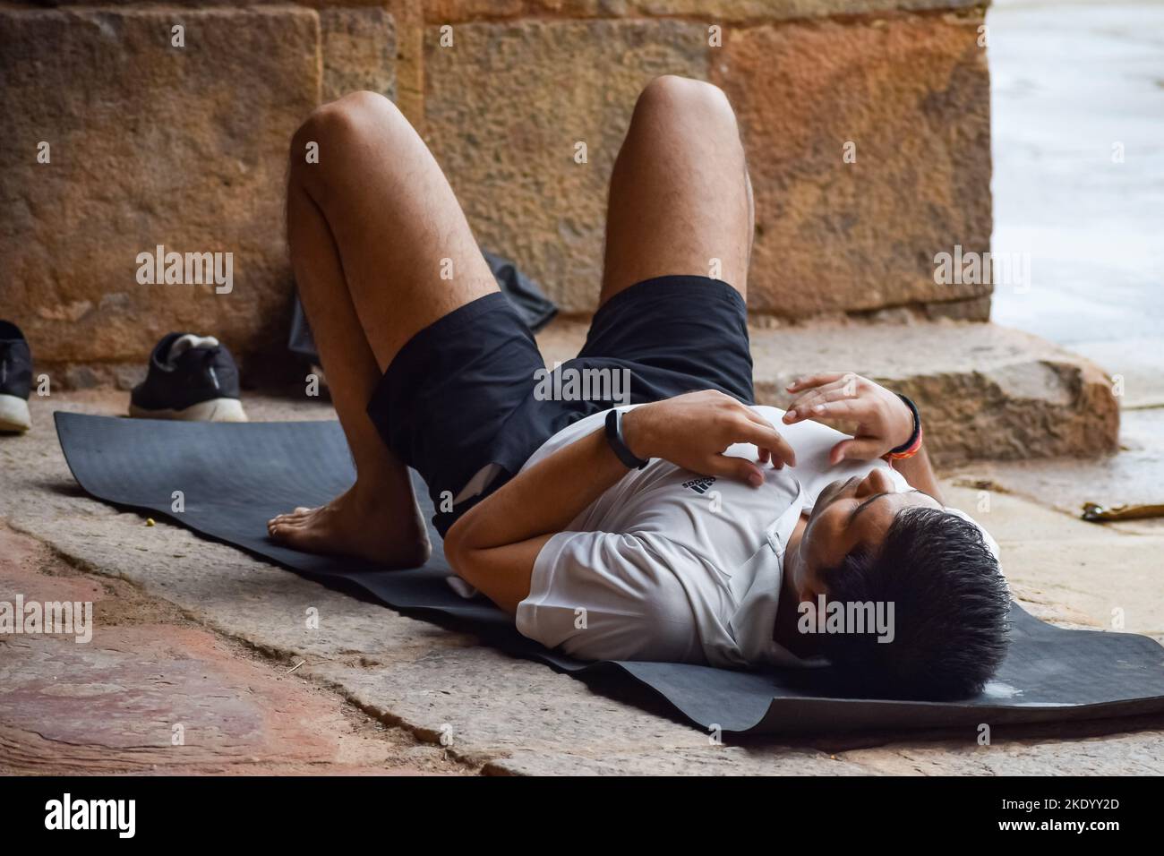 Delhi, Inde, 18 juin 2022 - jeune Indien inspiré faisant des asanas de yoga dans le parc du jardin Lodhi, New Delhi, Inde. Jeune citoyen s'exerçant à l'extérieur et Banque D'Images